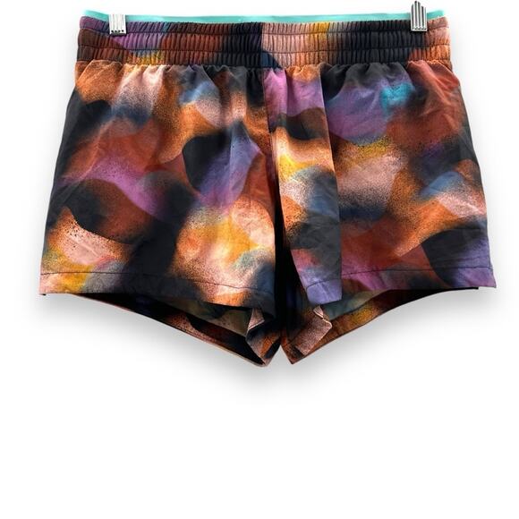 Fabletics Breathe Mid Rise Run Shorts in Meltdown/Crystal Wave/Reflective Silver - Picture 3 of 11